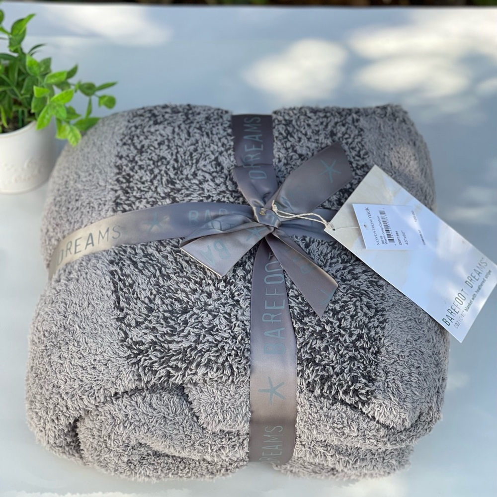 BAREFOOT DREAMS Cozychic blanket Warm Grey/ Carbon Brand new with tags - Picture 10 of 12